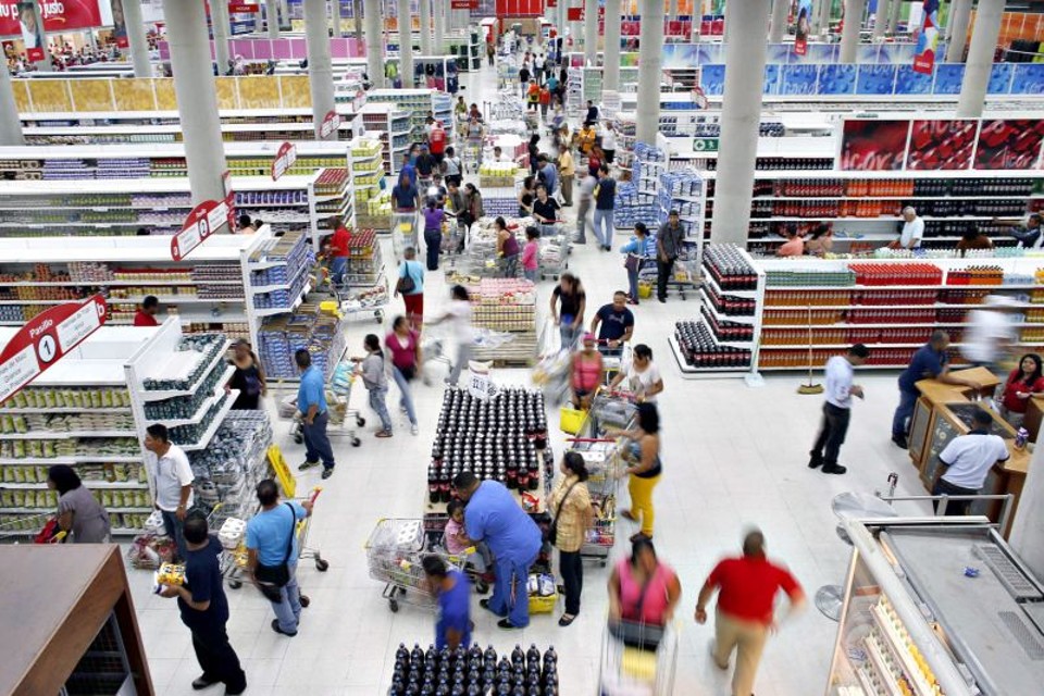 Estado venezuelano vai limitar compras básicas Produtos como papel higiênico estão sumindo das prateleiras dos supermercados do país | Jorge Silva / Reuters