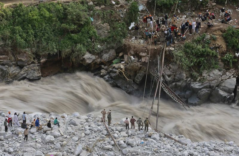 Soldados tentar reparar uma ponte provisória sobre o Rio Alaknanda depois de ter sido destruída, durante as operações de resgate em Govindghat no Himalaia | Danish Siddiqui/Reuters