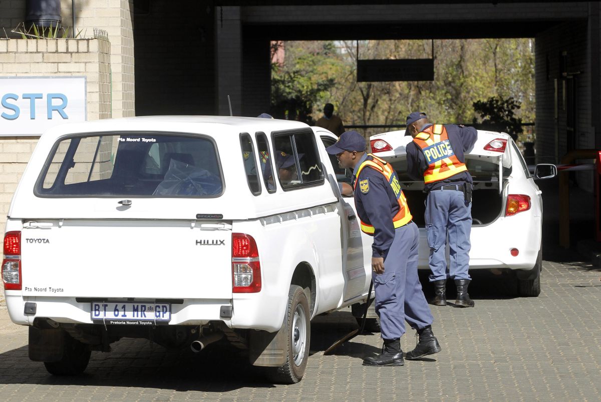 Carros são revistados pela polícia na entrada do hospital onde o ex-líder sul-africano está internado, em Pretória | Reuters/Mike Hutchings