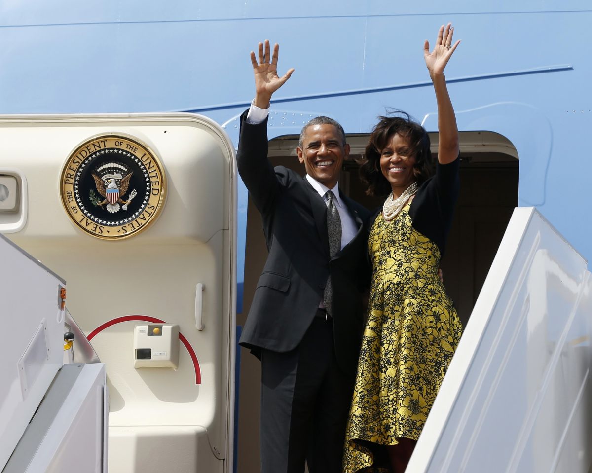 Obama e Michelle acenam ao embarcar no Air Force One para deixar Dacar, no Senegal | Reuters/Jason Reed