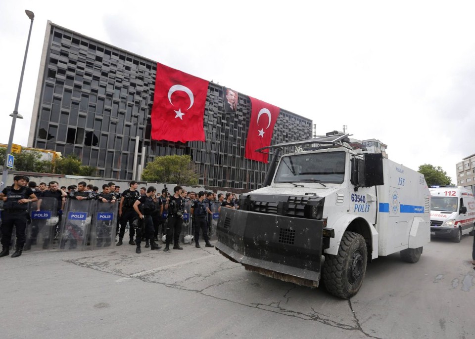 Polícia de choque turca toma posição na praça Taksim, palco dos protestos | Reuters/Osman Orsal