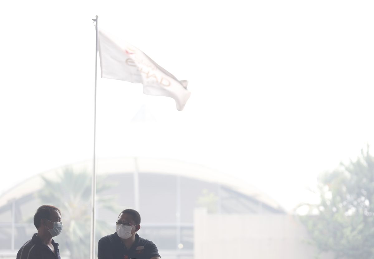 Trabalhadores do aeroporto internacional de Kuala Lampur usam máscaras para se proteger da poluição | Reuters/Bazuki Muhammad