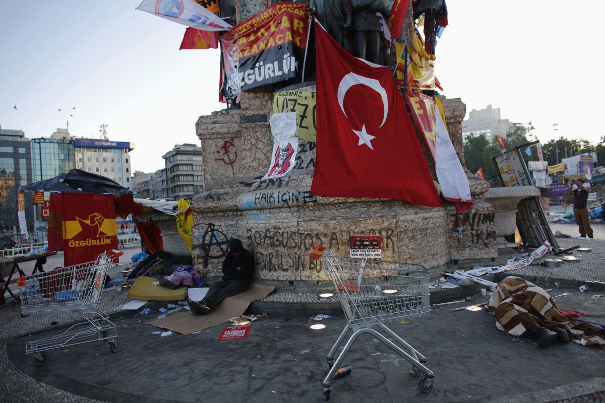 Manifestantes dormem na Praça Taksim, em Instambul | Reuters/Murad Sezer