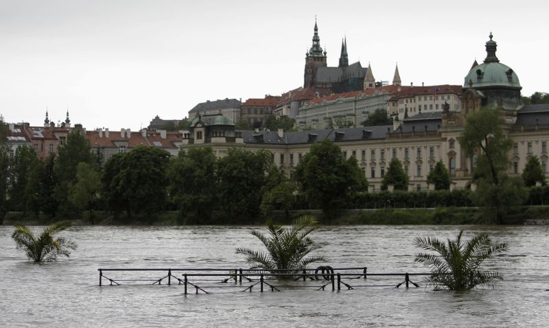 Vista do rio Vltava em Praga. Rios em todo o República Checa estão subindo rapidamente devido à forte chuva | David W Cerny/REUTERS