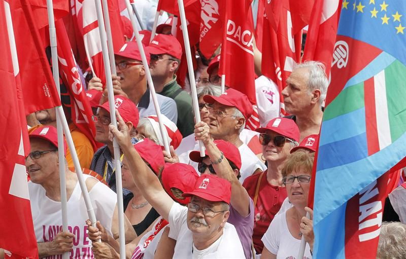 Sindicalistas movimentam bandeiras em manifestação na praça San Giovanni, em Roma | Alessandro di Meo/EFE/EPA