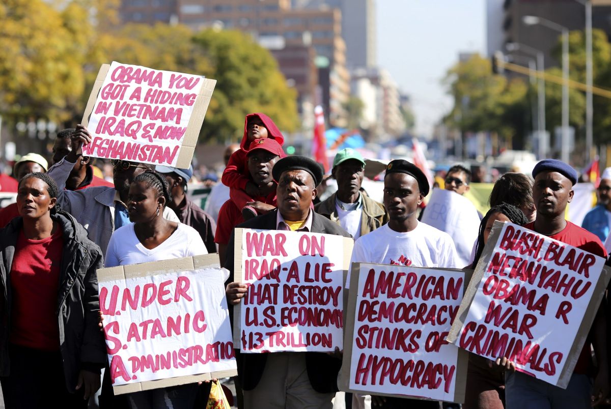 Manifestantes sul-africanos protestam contra Barack Obama nas proximidades do hospital onde está internado Nelson Mandela | Reuters/Siphiwe Sibeko