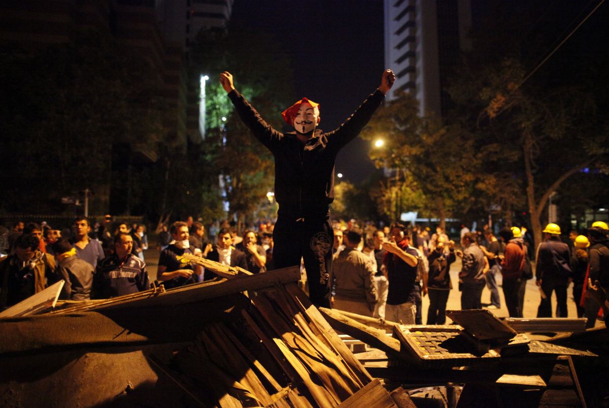 Manifestante com uma máscara de Guy Fawkes protesta na rua Kennedy, na região central de Ancara | Reuters/Dado Ruvic