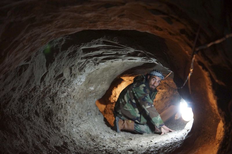 Um soldado do Exército Livre da Síria, flagrado em abril dentro de um túnel em Deir al-Zor | Khalil Ashawi/Reuters