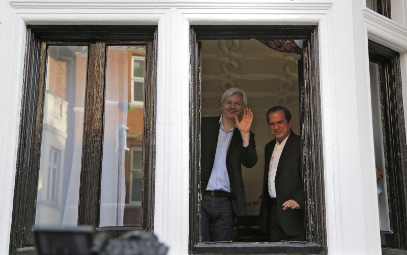 Assange com o ministro equatoriano Ricardo Patino | Chris Helgren/Reuters