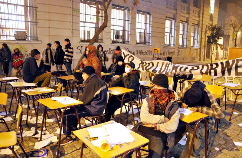 Grupo de jovens estudantes protesta na madrugada do Chile | Ariel Marinkovic/Efe