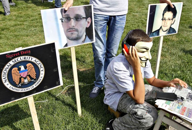 Ativistas políticos da Ucrânia participam de manifestação em apoio ao delator norte-americano Edward Snowden, em Kiev | Gleb Garanich/Reuters