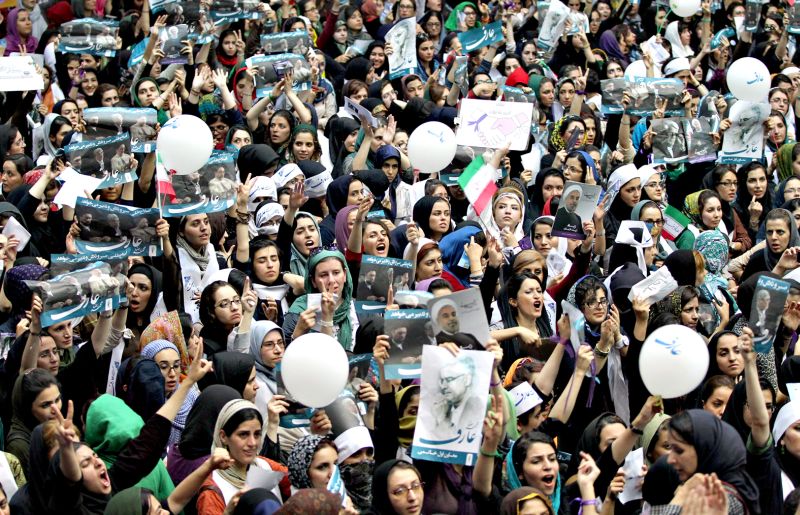 Simpatizantes do candidato Mohammad Reza Aref participam de comício em Teerã, a cinco dias da eleição presidencial | Abedin Taherkenareh/EFE