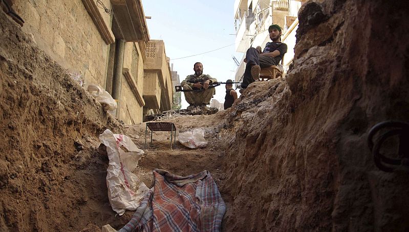 Homens do exército sírio montam guarda em saída de tunel em Deir al-Zor: EUA confirmam uso de armas químicas pelas tropas de Bashar al-Assad | REUTERS/Khalil Ashawi