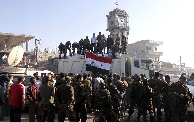 Soldados leais ao governo Sírio comemoram a retomada de posto em Qusair, na fronteira com Israel |