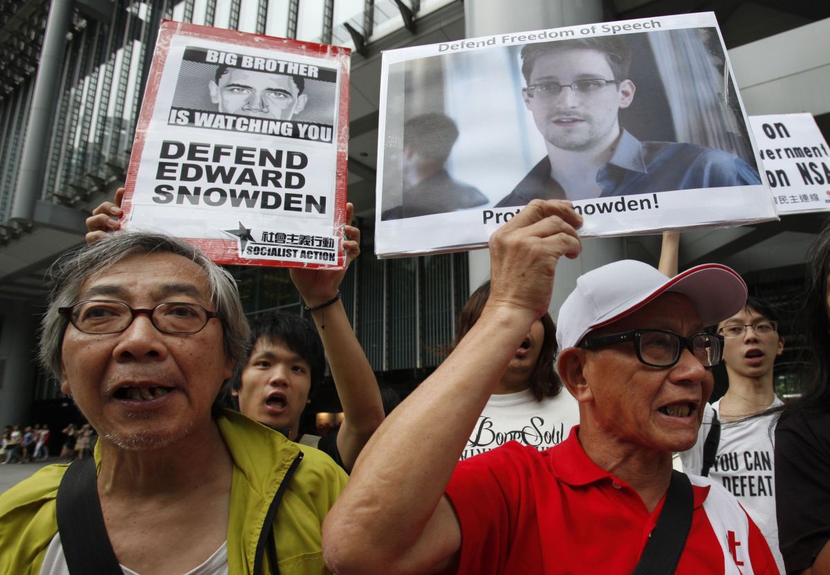 Manifestantes protestam em Hong Kong contra uma possível extradição de Edward Snowden para os Estados Unidos | Reuters/Bobby Yip