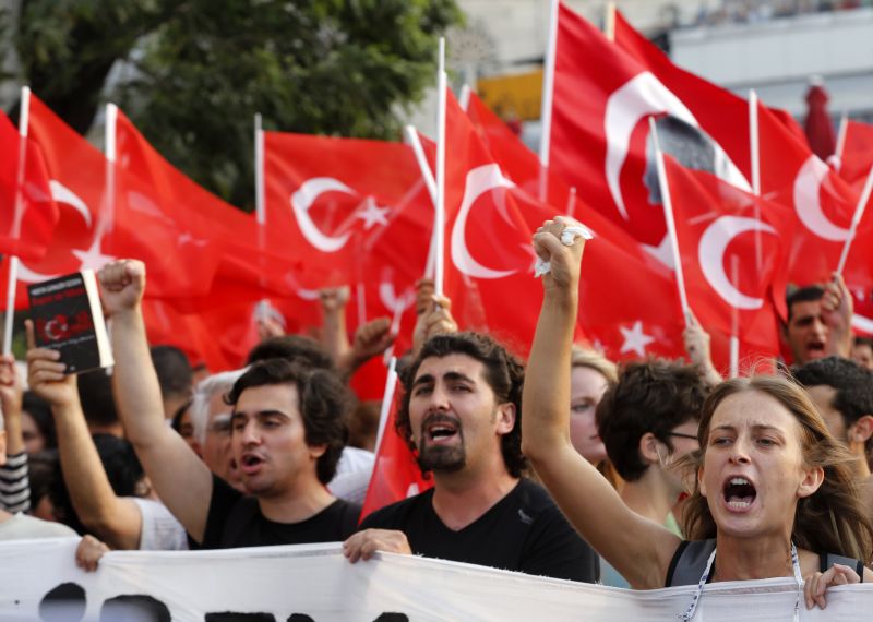 Cerca de 10 mil pessoas participaram do protesto na Praça Taksim | Umit Bektas/Reuters