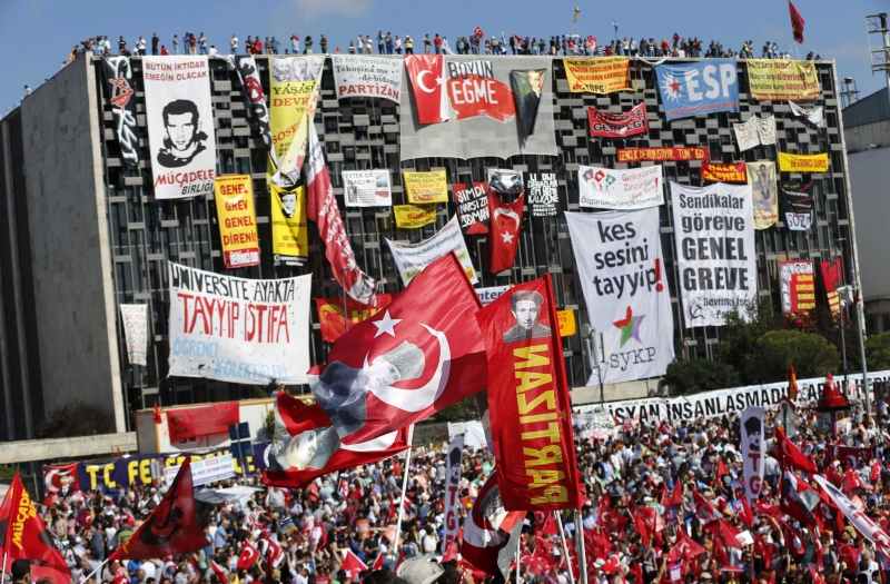 Manifestantes voltaram a se concentrar ontem na Praça Taksim, em Istambul, cidade onde começaram os protestos | Murad Sezer/Reuters