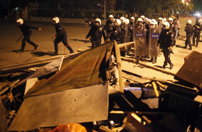 Policiais tentam conter protestos em Ancara, capital da Turquia, | REUTERS/Dado Ruvic