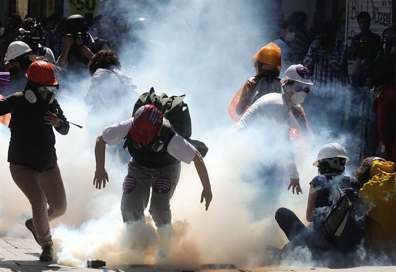 Novos protestos entre manifestantes e a polícia nas ruas de Istambul neste domingo após a desocupação, à força, da parque Gerzi pelo governo de Erdogan | EFE/EPA/VASSIL DONEV