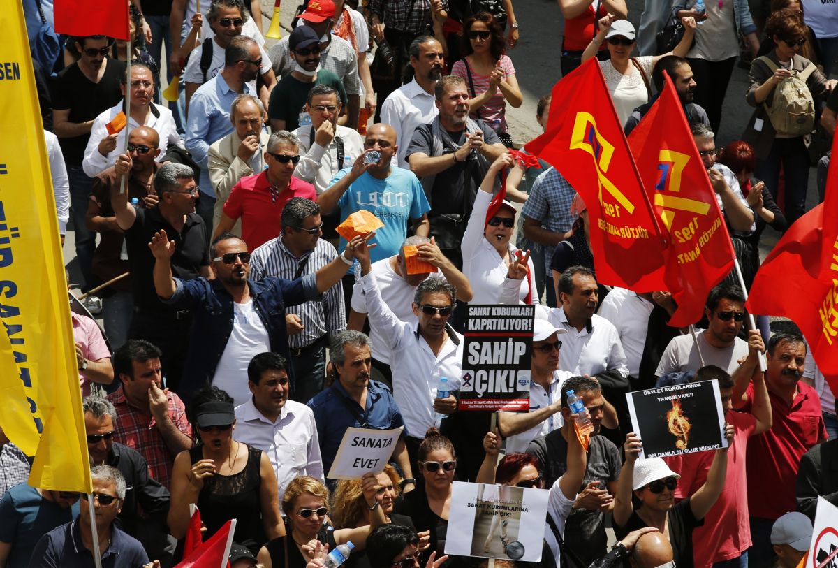 Manifestantes antigoverno marcham em Ancara nesta quarta-feira (5) | Reuters/Umit Bektas