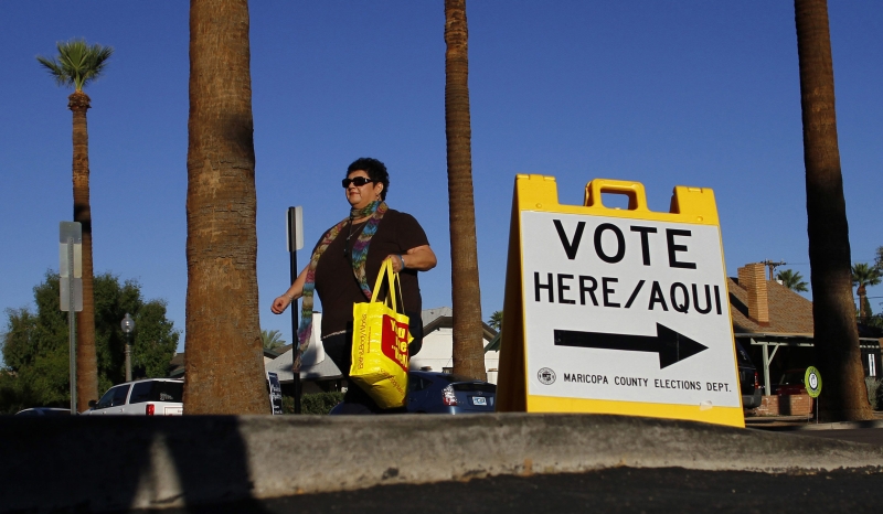 Painel com indicação de local de votação em Phoenix, Arizona | Joshua Lott/Reuters