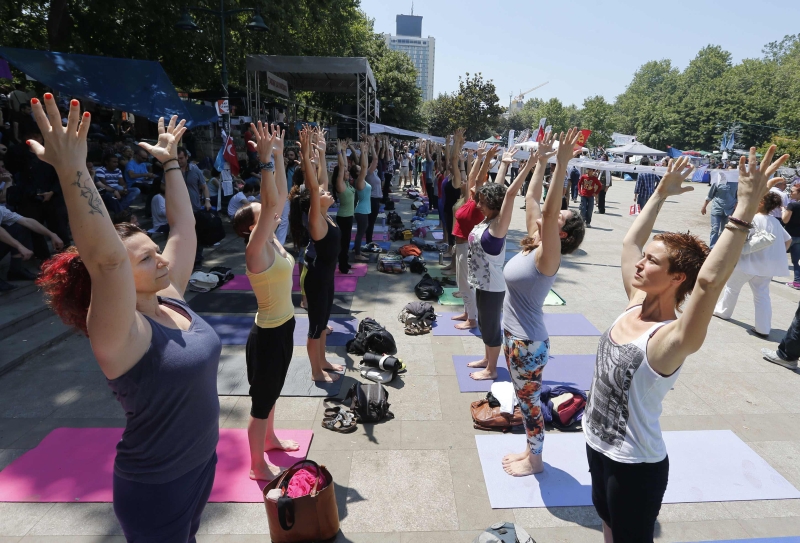Sessão de yoga no Parque Gezi, onde começaram os protestos | Osman Orsal/Reuters