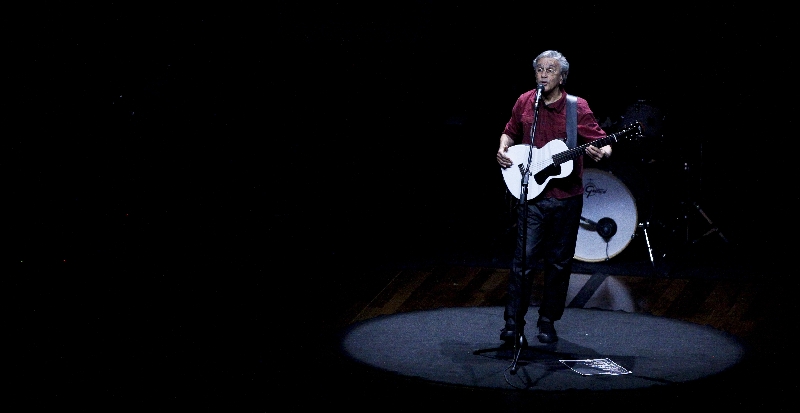 Caetano Veloso, durante show em Curitiba: No fim das contas esse movimento vai terminar sendo bom para todos. | André Rodrigues/Gazeta do Povo