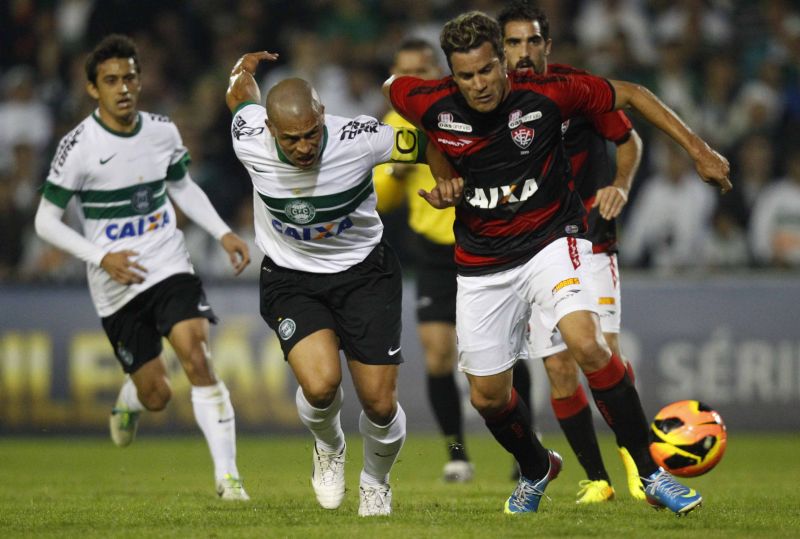 Alex disputa jogada com Michel, do Vitória, no empate deste domingo no Couto Pereira | Jonathan Campos / Gazeta do Povo