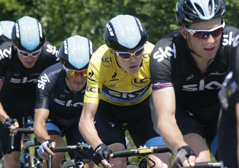 Chris Froome, com a camiseta amarela, lidera a Volta da França | Reuters