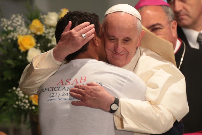 Papa acolhe paciente em tratamento contra as drogas em hospital do Rio: Precisamos abraçar quem tem necessidade, disse | Roberto Vazquez/Folhapress