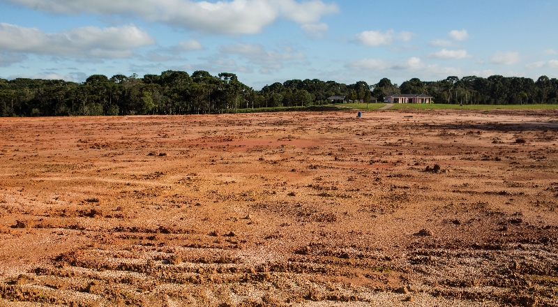 A empresa que fez terraplenagem e o IAP negam irregularidades, mas fiscalizações apontaram crime ambiental no terreno | Brunno Covello/ Gazeta do Povo
