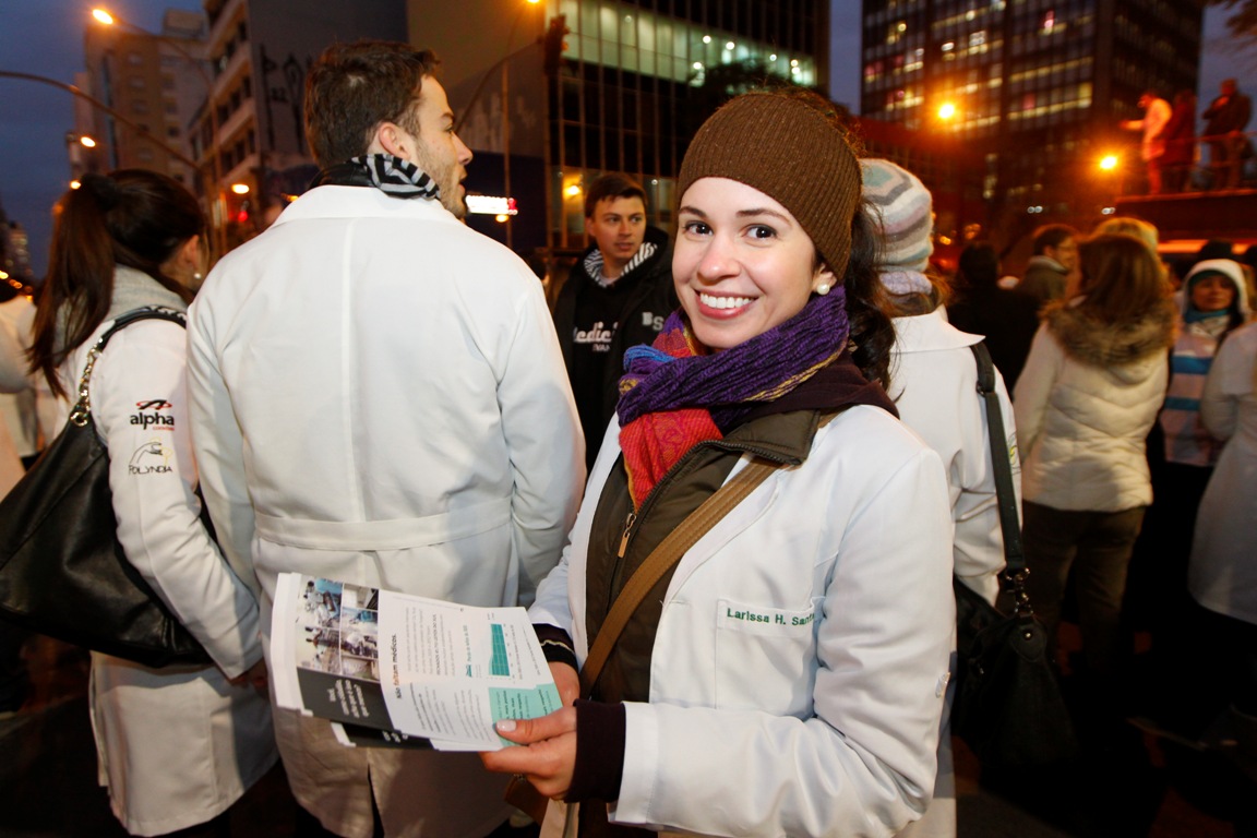 Estudante da Faculdade Evangélica, Larissa Santana afirma que a medida do governo é autoritária e coloca os médicos como vilões. | Daniel Castellano / Gazeta do Povo