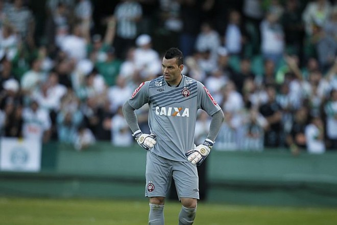 Goleiro do Atlético Wewerton lamenta o gol do atacante Geraldo no Atletiba |