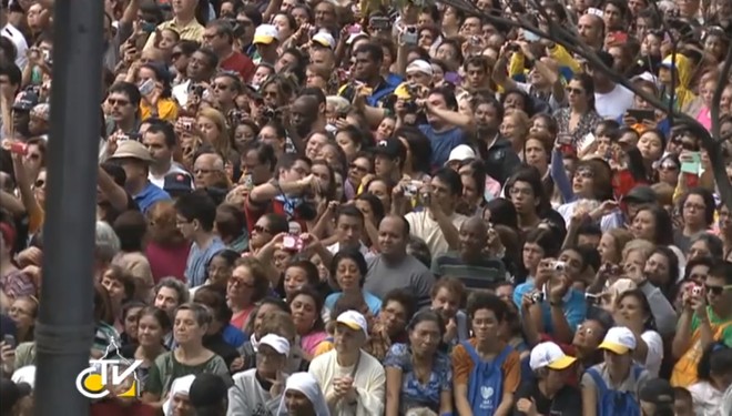 Multidão se espreme para acompanhar a fala do papa | 