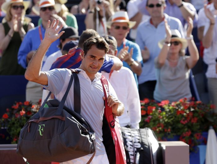 Constrangido, Federer deixa a quadra de Gstaad após derrota para Brands | Denis Balibouse / Reuters