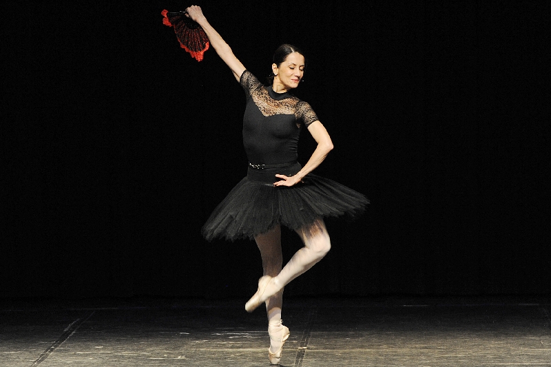 Cecília Kerche apresentou uma inédita conferência dançada que lotou o Teatro Juarez Machado | Nilson Bastian/Divulgação