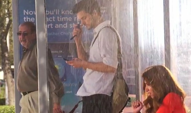 Chuva no ponto de ônibus lembra o Weather Channel | 