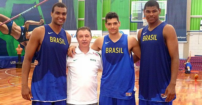O ala Léo Meindl e os pivôs Cristiano Felício e Lucas Mariano junto com o técnico Ruben Magnano: novatos podem ganhar chance na seleção de basquete | Divulgação CBB