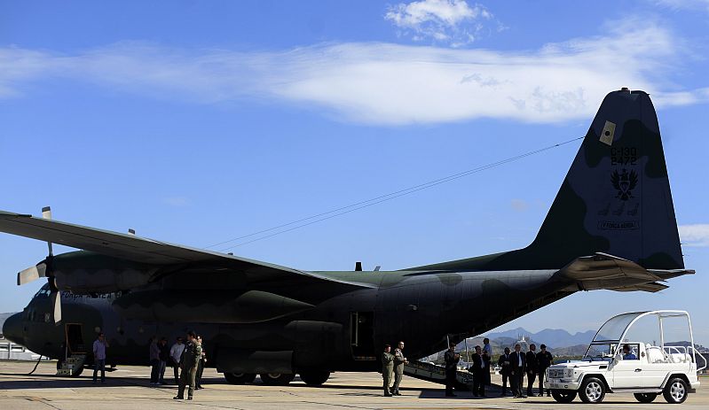 O papamóvel foi trazido em um avião da Força Aérea Brasileira e desembarcou nesta segunda-feira (15) no Rio | REUTERS/Ricardo Moraes