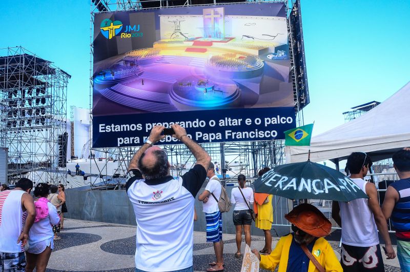 Montagem do palco para a missa em Copacabana, no Rio de Janeiro. Imprevisível, Francisco desembarca hoje na cidade | Marcelo Fonseca/Folhapress