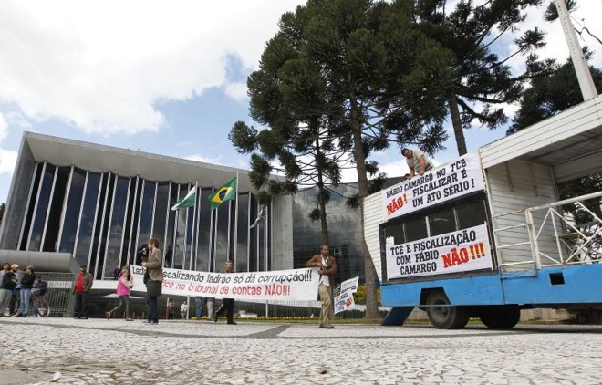 Manifestantes exibem, na frente da Assembleia, faixas contra a eleição de políticos para o TC |