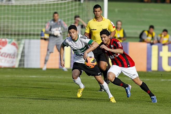 Diogo Goiano e Zezinho disputam a bola no clássico Atletiba |