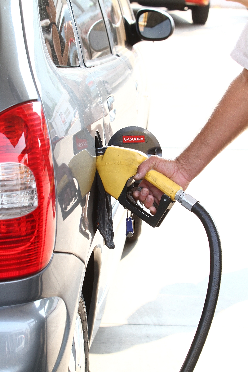 A gasolina ainda é vantajosa na maioria dos estados. Mas, no Paraná, está compensando abastecer o carro flex com etanol | Roberto Custódio /JL