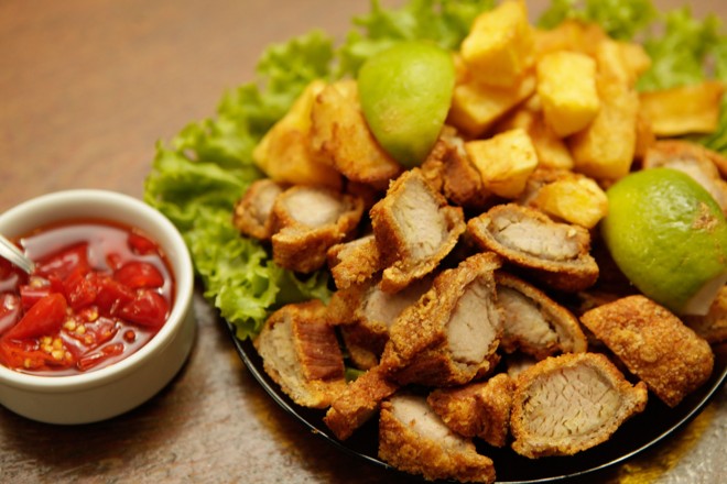 Torresmo: crocante por fora é macio por dentro. Para acompanhar, pimentinha e mandioca frita ou cozida. No Wandão Petiscaria | 