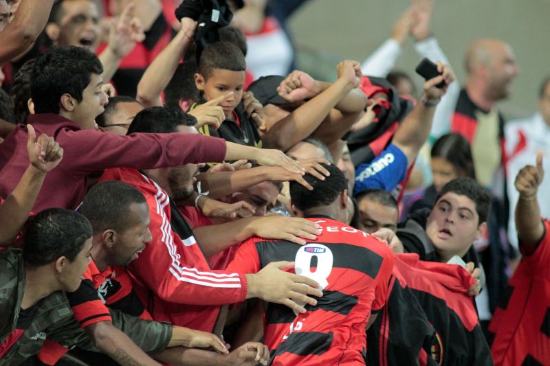 Elias comemora nos braços da torcida flamenguista o gol de empate contra o Botafogo nos acréscimos | Luciano Belford / Futura Press / Folhapress