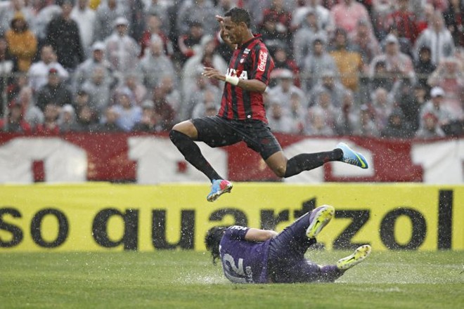 Marcão disputa bola com o goleiro Cássio. |
