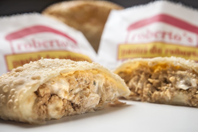 Pastel de frango com requeijão: o frango é moído, o que faz o tempero - caldo de galinha, colorau, pimenta e loro  penetrar melhor. No Roberto´s | 
