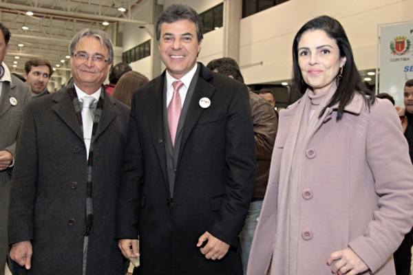 O governador Beto Richa com os diretores do Condor Super Center Wanclei Said e Elaine Munhoz na abertura da 14ª Feira Sabores do Paraná, no Expo Renault Barigui. A rede de supermercados apoia o programa de incentivo à agricultura familiar do governo do estado | Dani Santana