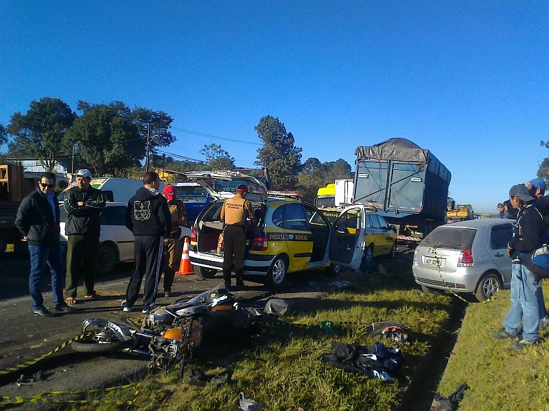 Batida envolveu cinco veículos: um caminhão, dois carros e duas motos | Aniele Nascimento / Agência de Notícias Gazeta do Povo