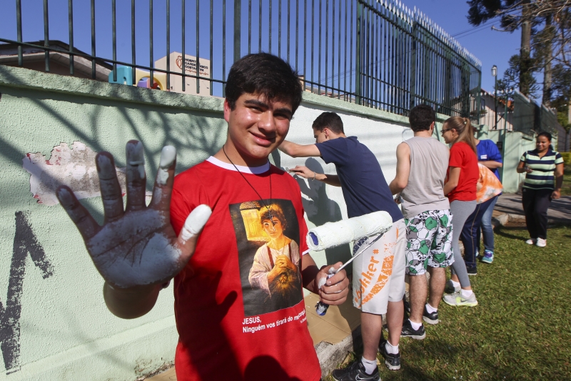 Participantes da JMJ pintam o muro do Lar das Meninas | Daniel Castellano/ Gazeta do Povo